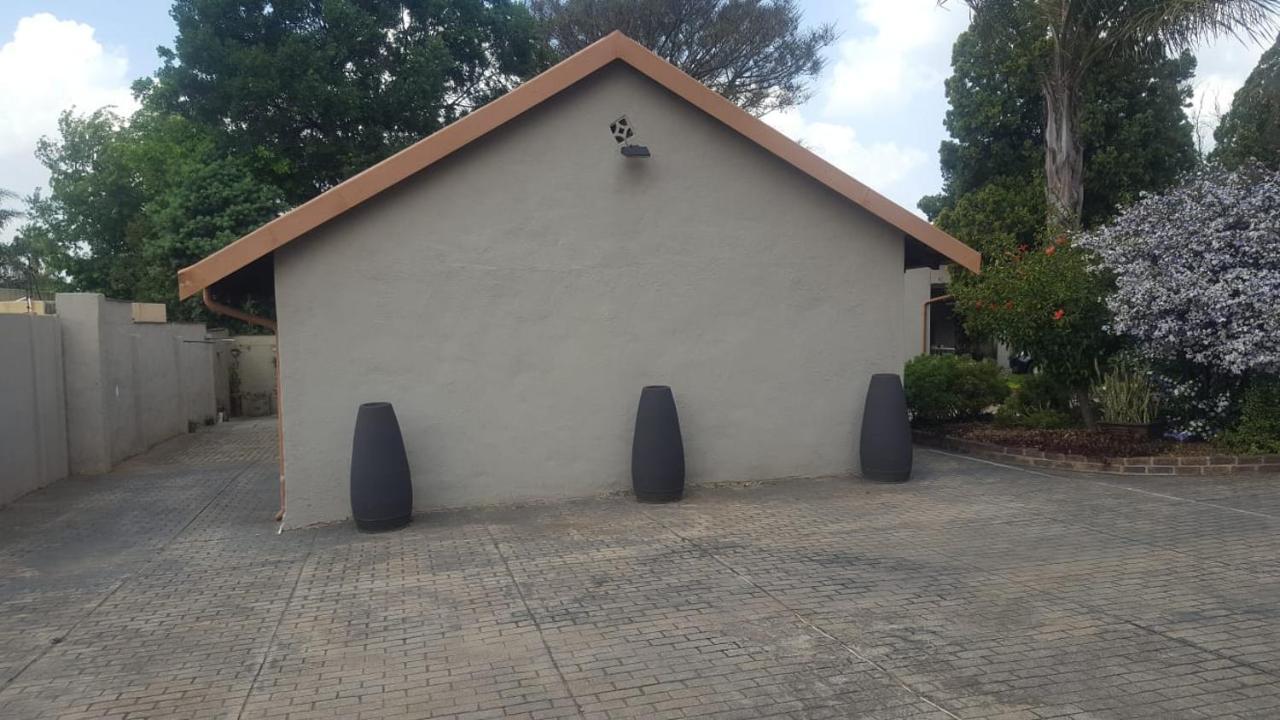 Self-Catering 1Bedr Cottage In Sandton With Free Wifi Johannesburg Zewnętrze zdjęcie